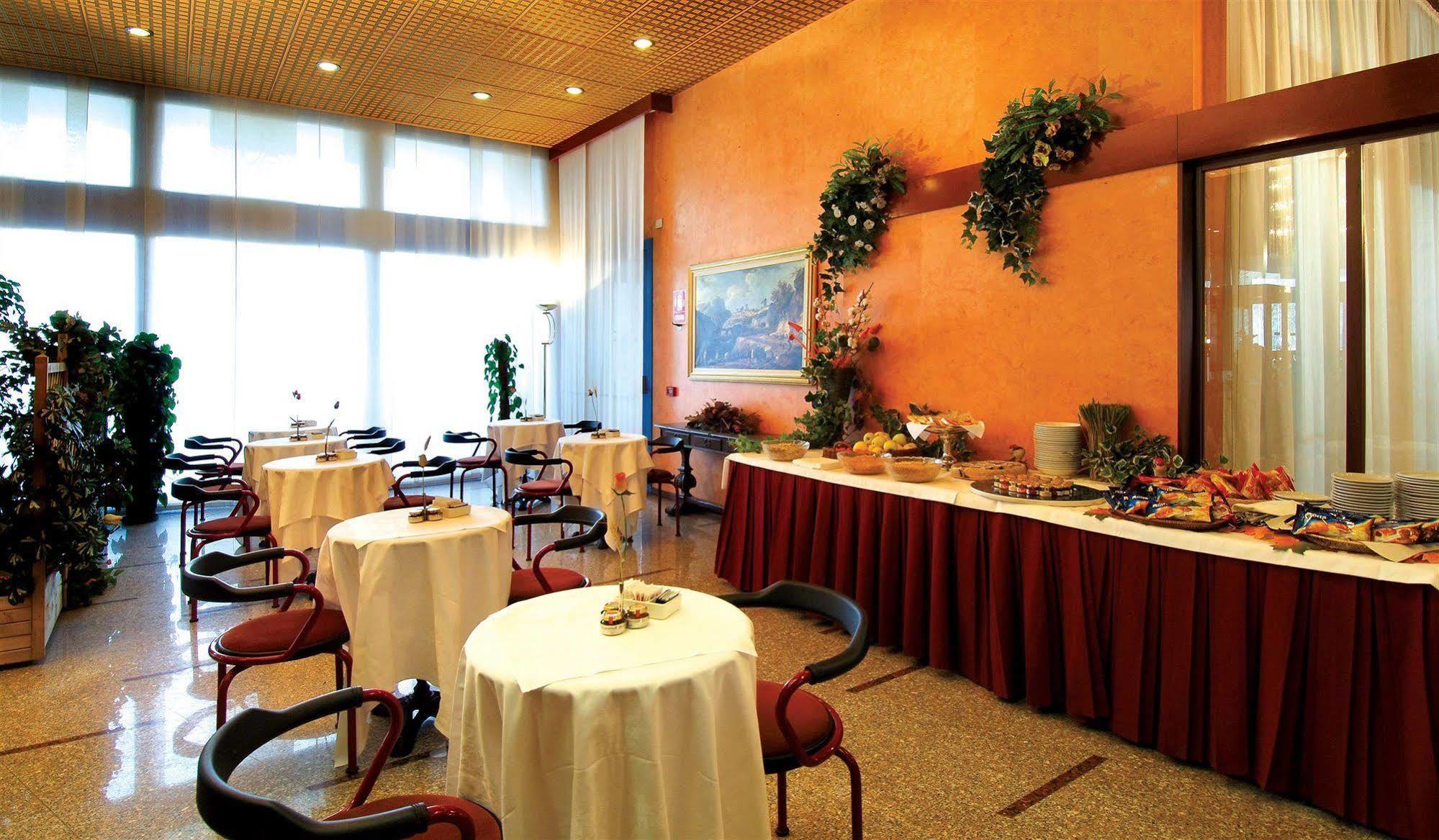 Unaway Hotel & Residence Quark Due Milano Экстерьер фото