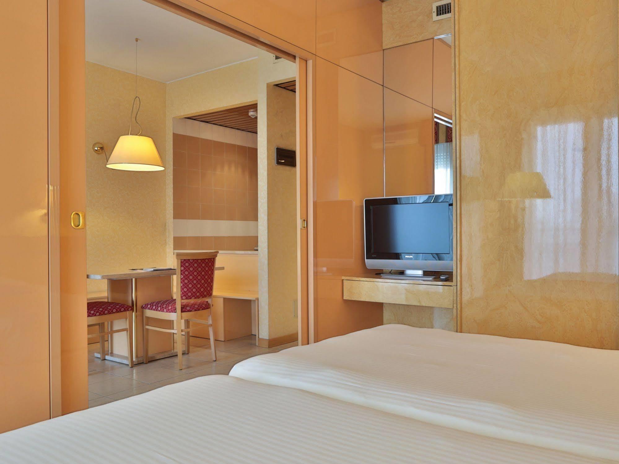 Unaway Hotel & Residence Quark Due Milano Экстерьер фото