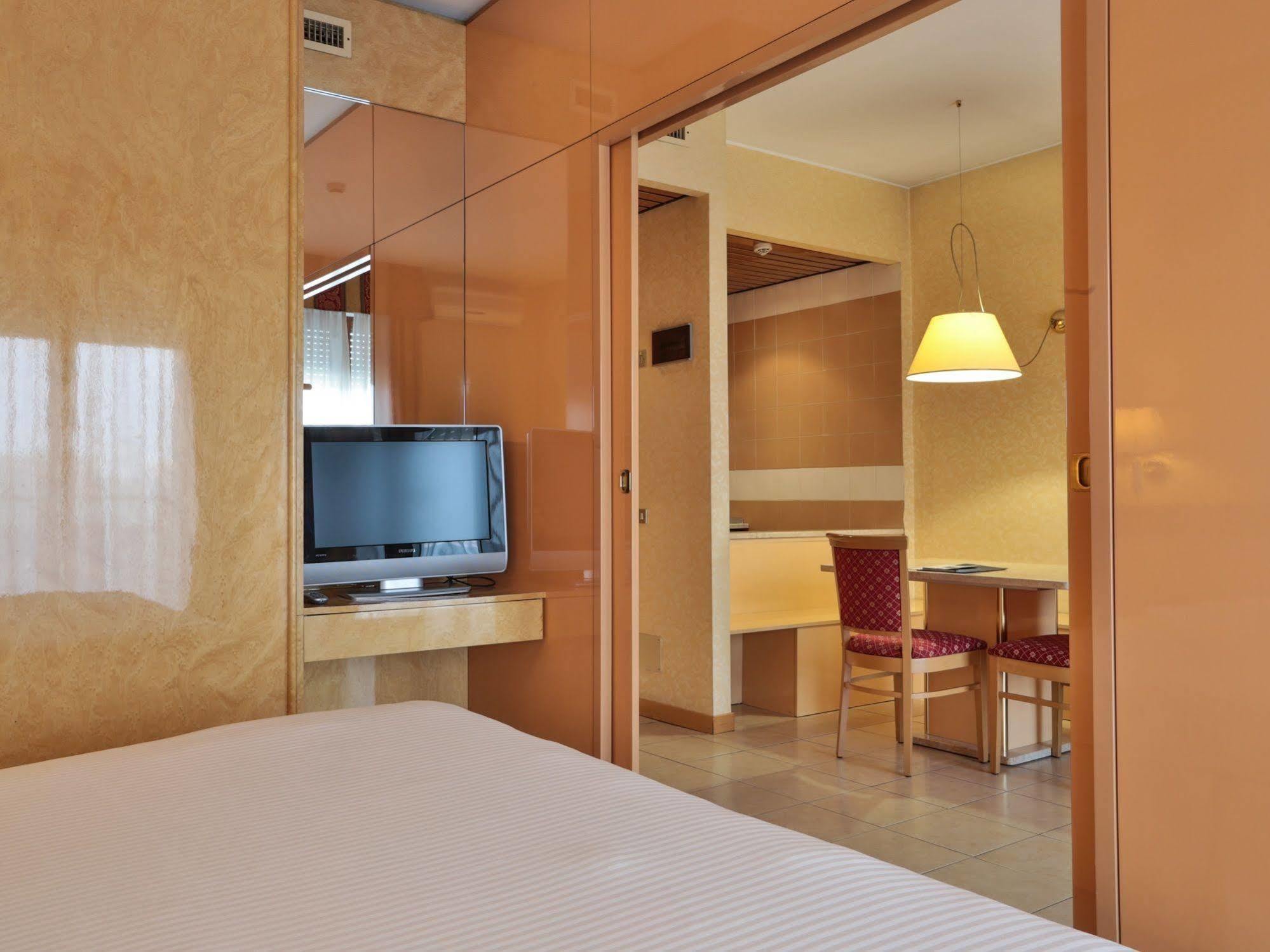 Unaway Hotel & Residence Quark Due Milano Экстерьер фото